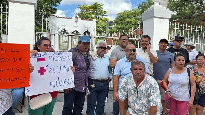 Jubilados de Pemex protestan en zona hotelera de Mérida por falta de atención médica