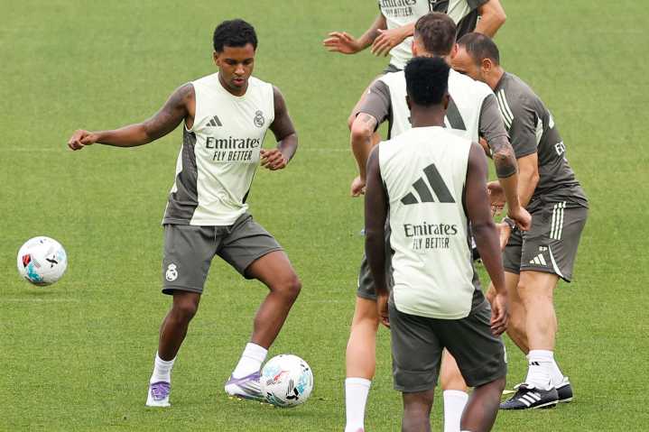Rodrygo lidera el entrenamiento de suplentes del Real Madrid