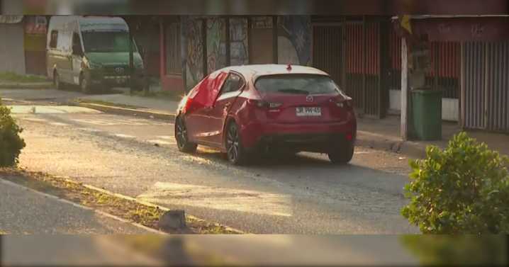 Hombre muere acribillado mientras conducía vehículo en La Pintana: dos personas terminaron heridas de gravedad
