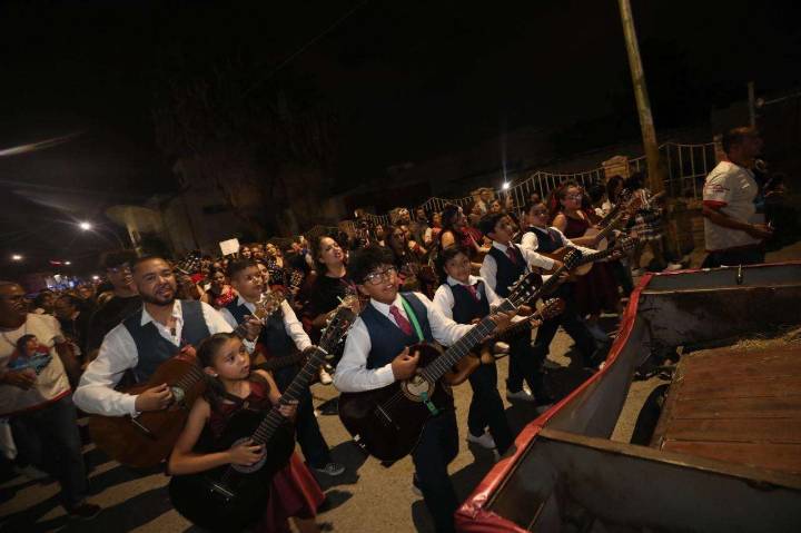 Disfrutan de callejoneada en el marco del Juangabrielísimo
