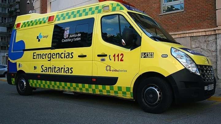 Un coche se sale de la carretera y cae por un barranco en León