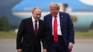 Trump rinde honores a Putin en su recepción en el aeropuerto de Anchorage, en Alaska