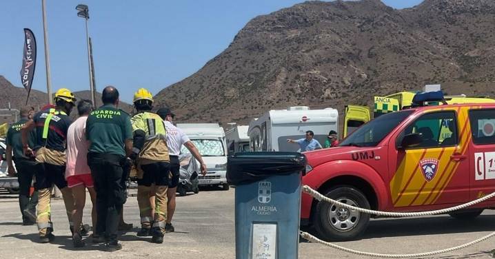 Así ha sido el rescate de una mujer tras caer por un acantilado cuando iba a una cala del Cabo de Gata