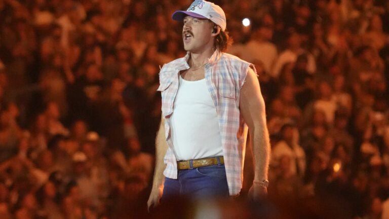 Morgan Wallen embraces his brand at Gillette show, but fails to elevate