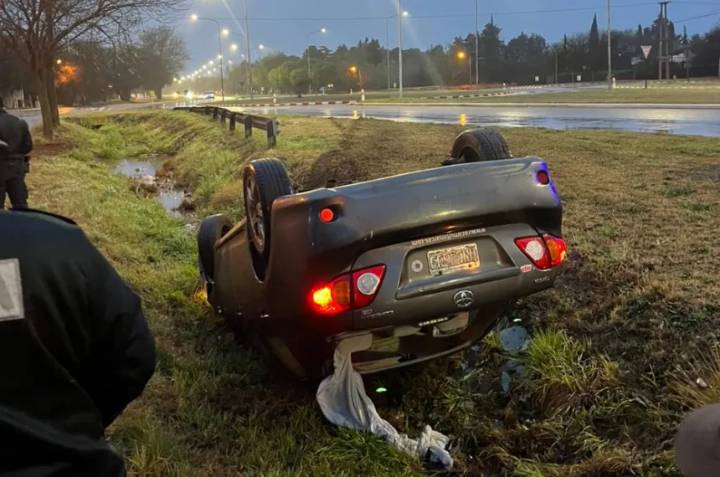 Un Corolla volcó en la Perón