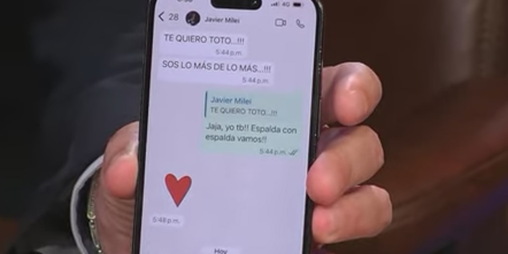 Luis Caputo mostró chats con Javier Milei: “Te quiero Toto, sos lo más de lo más”