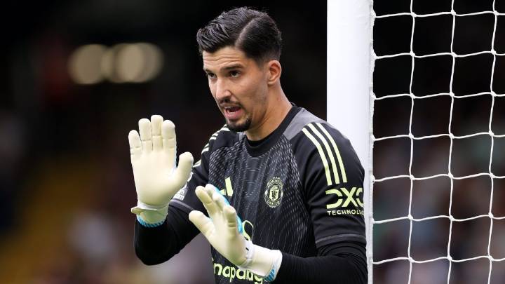 Man Utd close in on £17m transfer