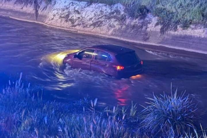 Su pololo le enseñaba a manejar: conductora cae al canal San Carlos en La Florida