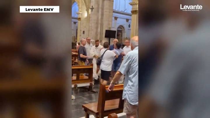 El bochornoso momento en el que un borracho agrede a puñetazos y patadas a un cura en la Catedral de Valencia