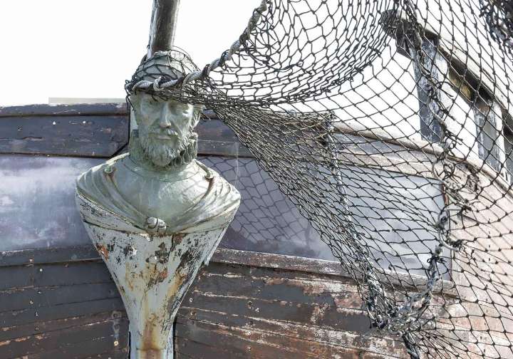 La alcaldesa está «encantada» de que una empresa se postule a reparar los galeones de Vital Alsar