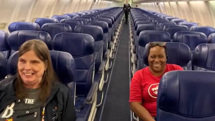 Una aerolínea olvida a dos mujeres ciegas en tierra y fleta un avión solo para ellas