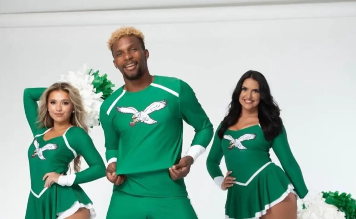Which NFL teams have male cheerleaders?