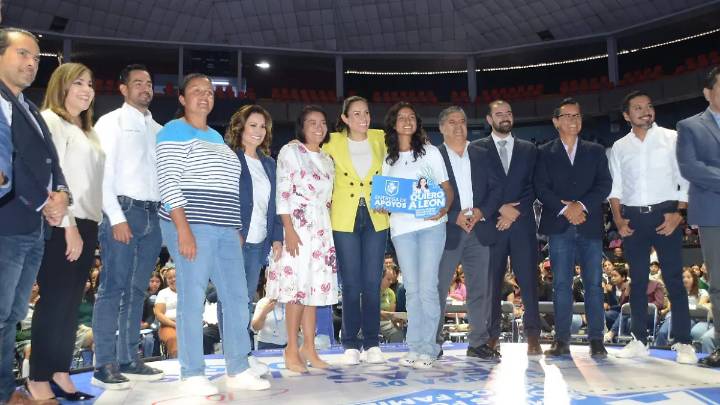 Los ayudan a seguir estudiando; Municipio de León entrega 2 mil becas a estudiantes