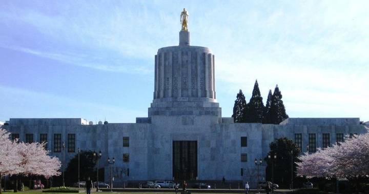 Federal cuts to Oregon health and food benefits raise concerns