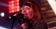 Heartthrob 80s rocker 'every girl was in love with' sparks concern at recent show