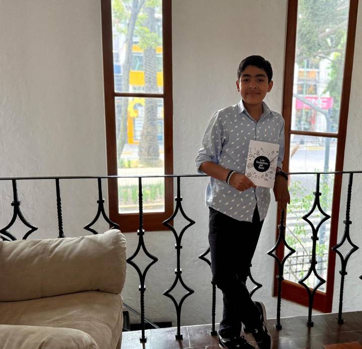Presenta niño de 11 años 'Los Rodantes del Rock', crónica de los años 80