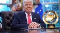 Trump patrulla calles de Washington D.C. y agradece a tropas