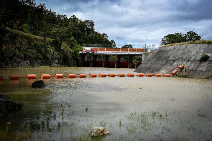 Reinicia desfogue controlado de la presa de Cointzio