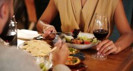 Qué significa que alguien siempre pida el mismo plato de comida en un restaurante, según la psicología