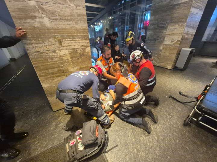 Se desploma elevador en Plaza Mitikah; hay dos lesionados