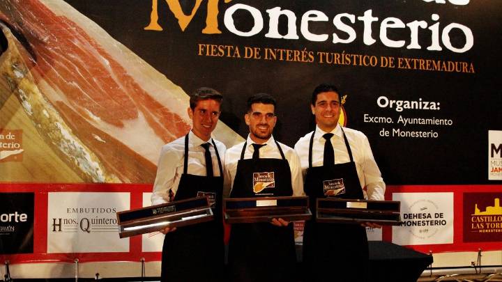 El sevillano Víctor Fernández Hervás ungido con el Cuchillo Jamonero de Oro de Monesterio