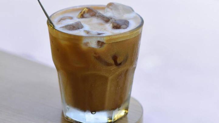 Miles de reacciones por un café con hielo en el aeropuerto de Alicante