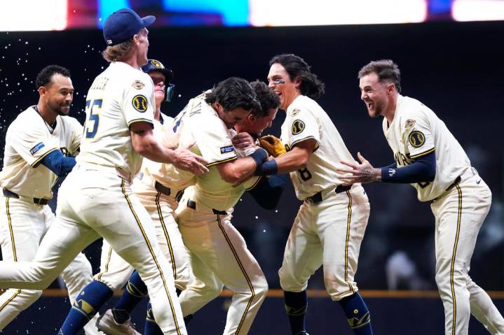 Elevado de sacrificio de Isaac Collins da la victoria a Cerveceros, 9-8 sobre Diamondbacks – Chicago Tribune