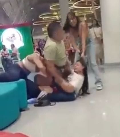 Mujer va de compras a un centro comercial y se encuentra a su esposo con su amante