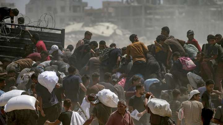 Muere un menor palestino de 15 años aplastado por un paquete de ayuda en Gaza