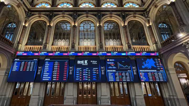 El Ibex 35 modera sus ganancias a media sesión y se distancia de los 15.300 puntos