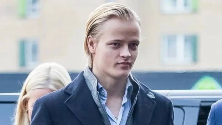 Marius Borg, hijo de Mette-Marit, acusado formalmente de un total de 32 delitos, entre los cuales cuatro son violaciones