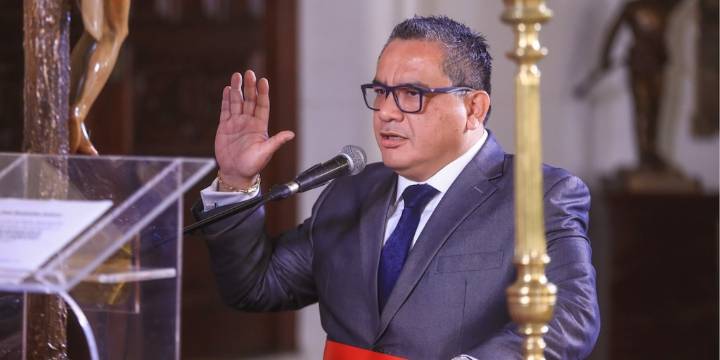 Testigo protegido revela que Juan José Santiváñez habría beneficiado a su excliente con contratos en el Mininter