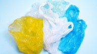 Transformá todas esas bolsas plásticas que tenés guardadas, en una increíble y colorida maceta para tus plantas