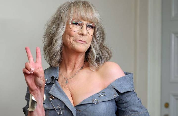 Jamie Lee Curtis causa revuelo en redes con escotado y revelador look