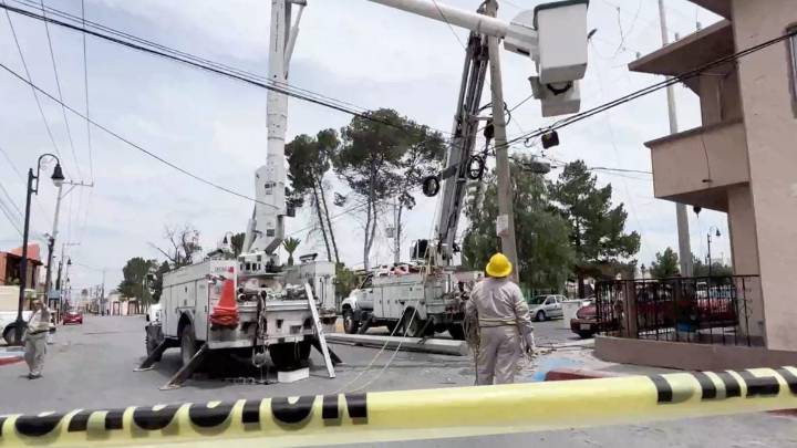Reemplaza CFE postes dañados; atienden reportes de vecinos en Ramos Arizpe