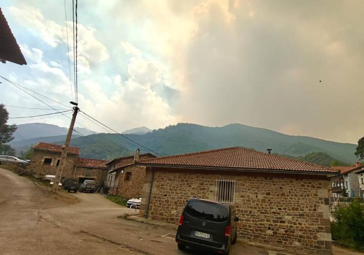 Preocupación en Cantabria por el incendio en la frontera con León y por un foco en Bejes