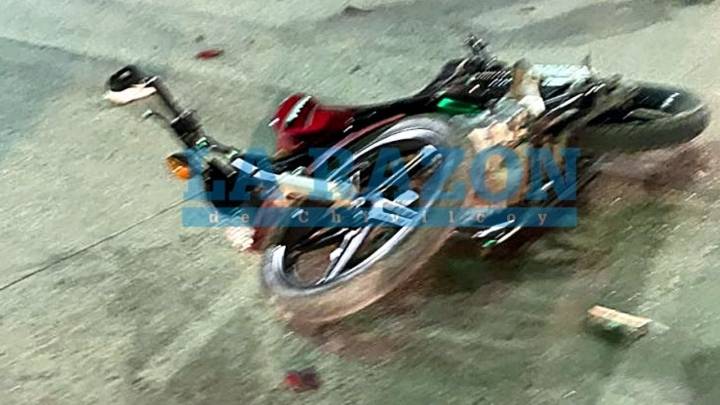 Violenta colisión entre un automóvil y una moto en Avenida Carlos Gardel