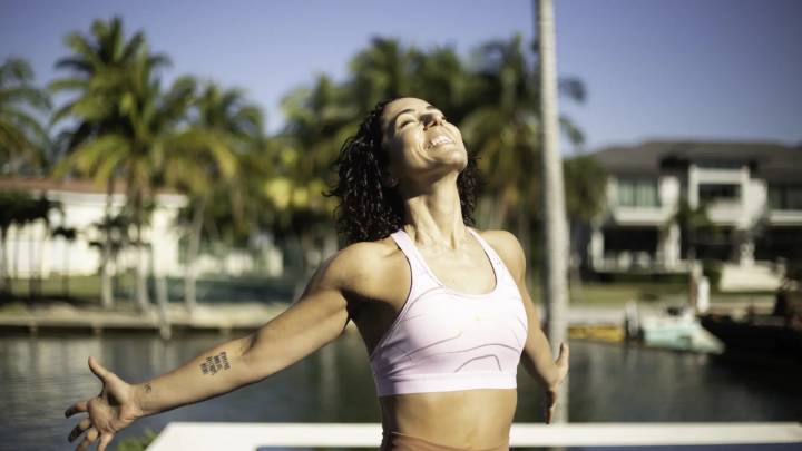 La postura de la mesa: el ejercicio de yoga que combate eficazmente la flacidez de los brazos