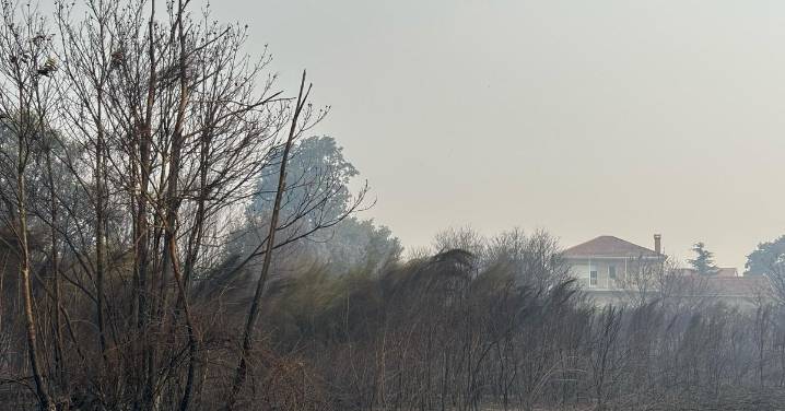 A Limia amanece cubierta por el humo