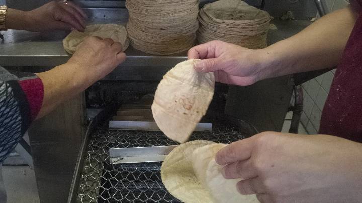 Kilo de tortilla sube 2 pesos en CDMX y Edomex por encarecimiento de insumos e inseguridad
