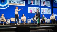 Los aspirantes presidenciales endurecen su discurso en un accidentado debate frente a los empresarios