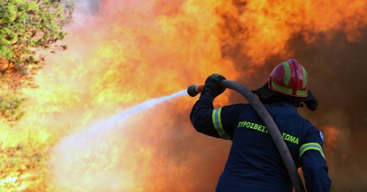 Al menos un muerto en un gran incendio fuera de control en el sureste de Atenas