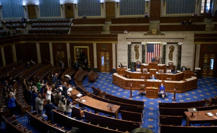 Demócratas de Texas abandonan el estado; buscan bloquear votación sobre nuevo mapa legislativo estatal respaldado por Trump