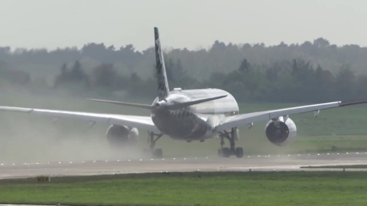 Los trabajadores de la compañía aérea Air Canada se declaran en huelga: cientos de vuelos han sido cancelados