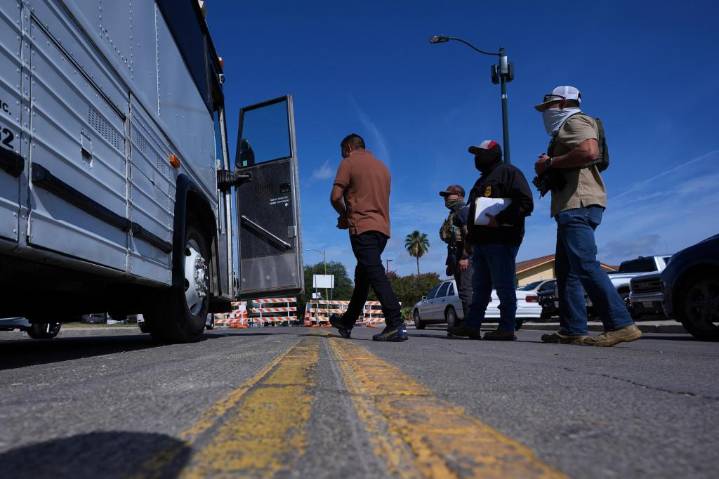Jueza detiene intento de Trump de ampliar deportaciones expeditas