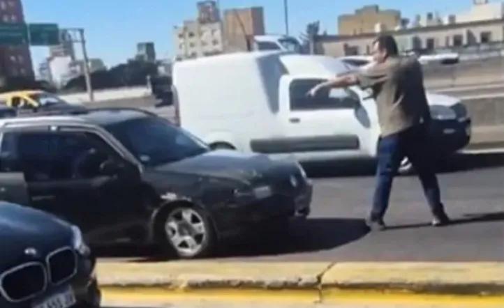 Un policía de civil se bajó del auto y le apuntó con su arma a otro conductor en una pelea de tránsito en la General Paz