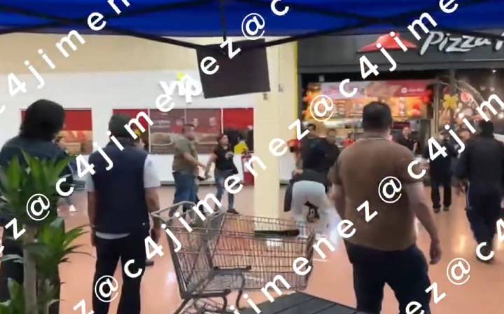 Familia de farderos agrede a policías tras ser descubierta en un Walmart de Azcapotzalco