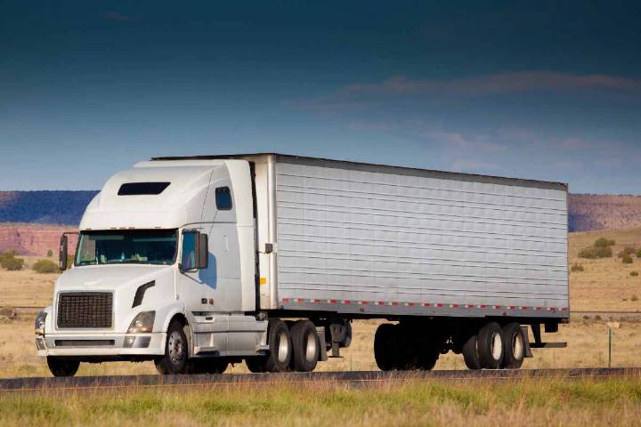 Endurecen exámenes de inglés en carretera para conductores de camiones comerciales