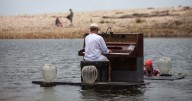 Músico honra sus raíces cubanas con Caribe flotante