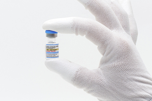FDA aprueba vacuna actualizada contra COVID-19, pero limita acceso para algunos niños y adultos